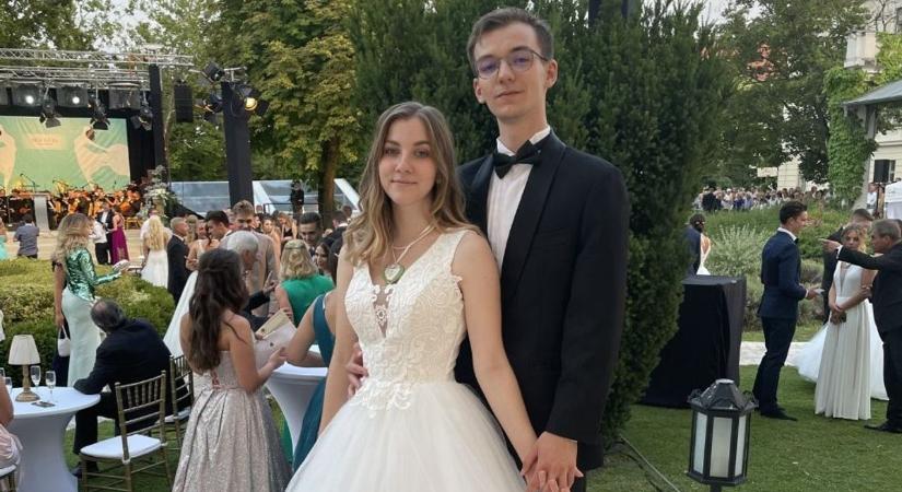 Pethő Kinga párjával képviselte Szolnokot az idei Anna-bálon
