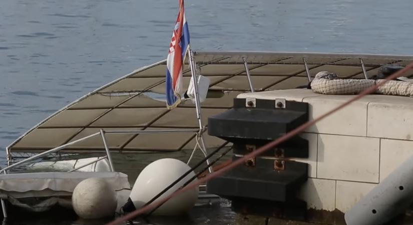 Döbbenetes látvány: kirándulóhajó süllyedt el a népszerű turistaparadicsomban – videó