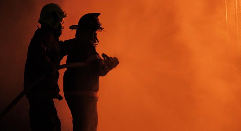 Brutális képek: így küzdött 50 tűzoltó a lángokkal a kigyulladt hulladékhasznosító üzemben