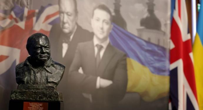 Boris Johnson Sir Winston Churchill-díjjal tüntette ki Volodimir Zelenszkijt