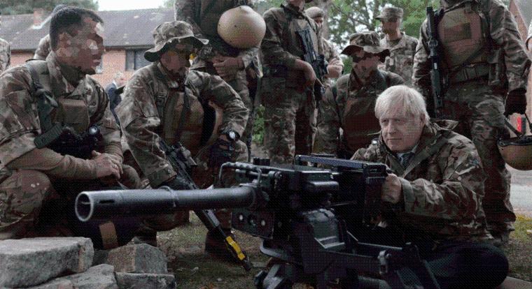 Boris Johnson gránátokat dobált, és fegyverekkel pózolt egy hadgyakorlaton