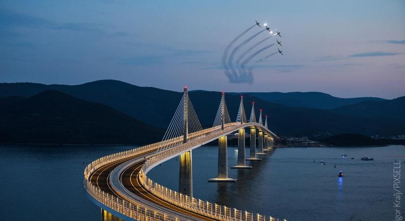 Átadták a Horvátországot Horvátországgal összekötő csodás hidat