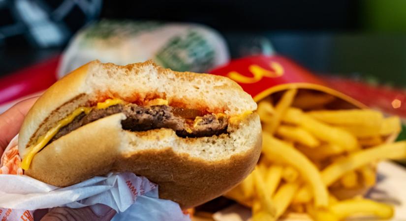 Súlyos lépésre kényszerült a McDonald's: megemelik a sajtburger árát