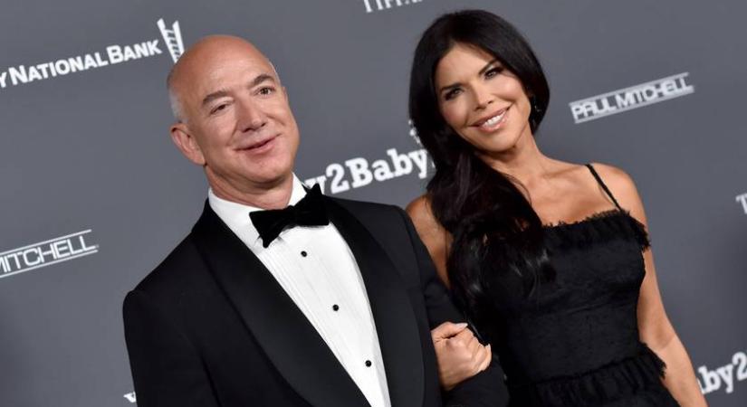 Jeff Bezos 52 éves párja bikinis istennő: a világ egyik leggazdagabb embere bolondul Laurenért