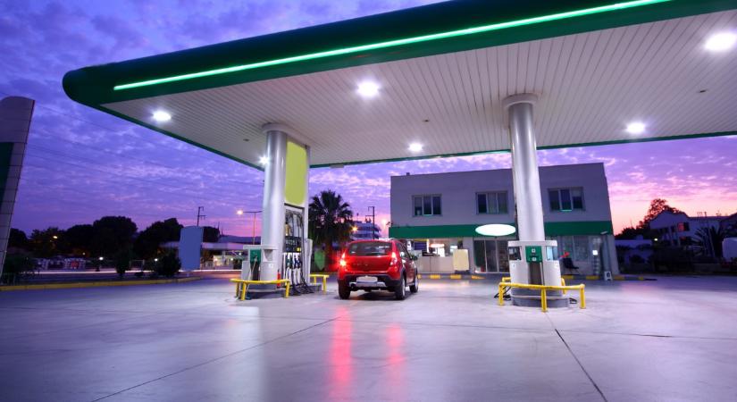 Durván csalnak a külföldi autósok: így trükköznek az olcsó benzinért