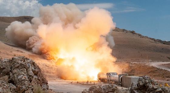 Füst és hatalmas tűzcsóva a hegyekben: a NASA begyújtotta az óriási rakéta hajtóművét