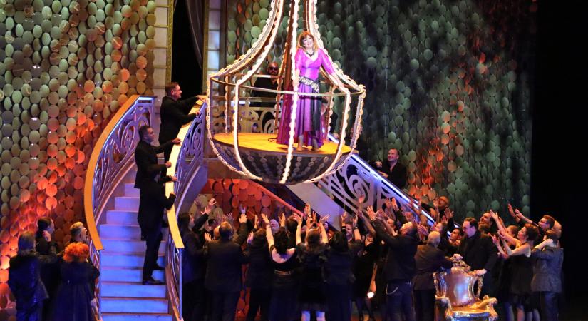 Modernizált La Traviata előadást nézhetünk meg a Szegedi Szabadtéri Játékokon