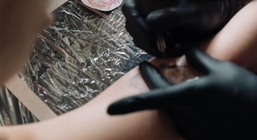 Egy feledékeny apa magára tetováltatta a Tesco Clubkártya kódját