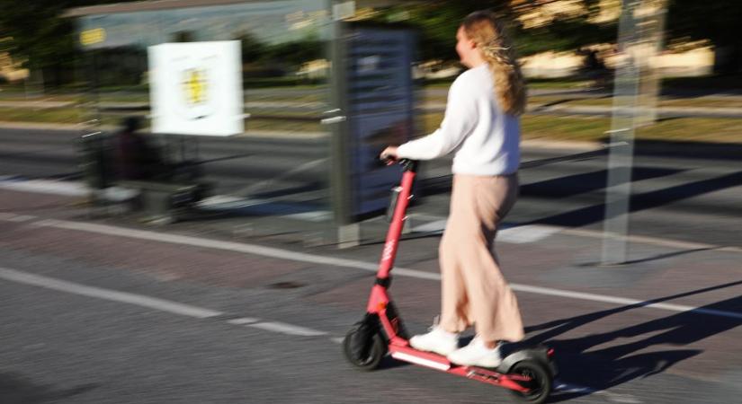 Svédországban tilos lesz elektromos rollerrel a járdán közlekedni