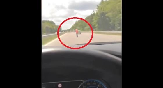 Autókat előzgetett egy bolgár autópályán egy rolleres – videó