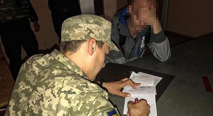 Ukrajnában megvertek egy behívót átadó katonát