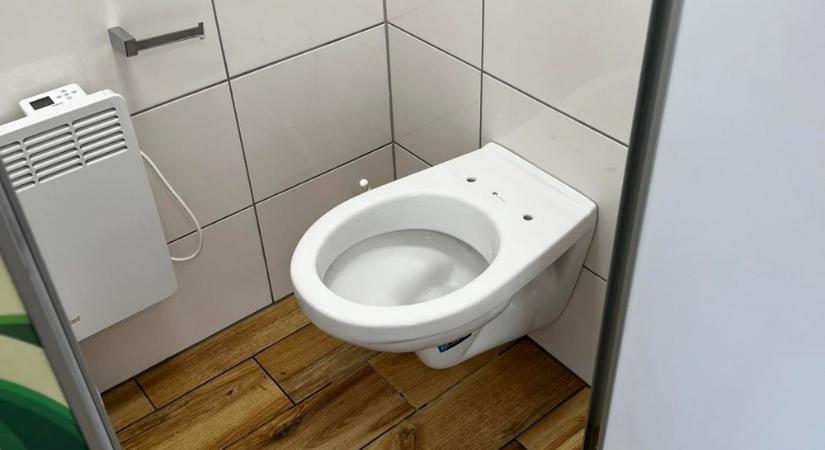 Gyakorlatilag használhatatlan a 19 millióból felújított sárvári mosdó női része