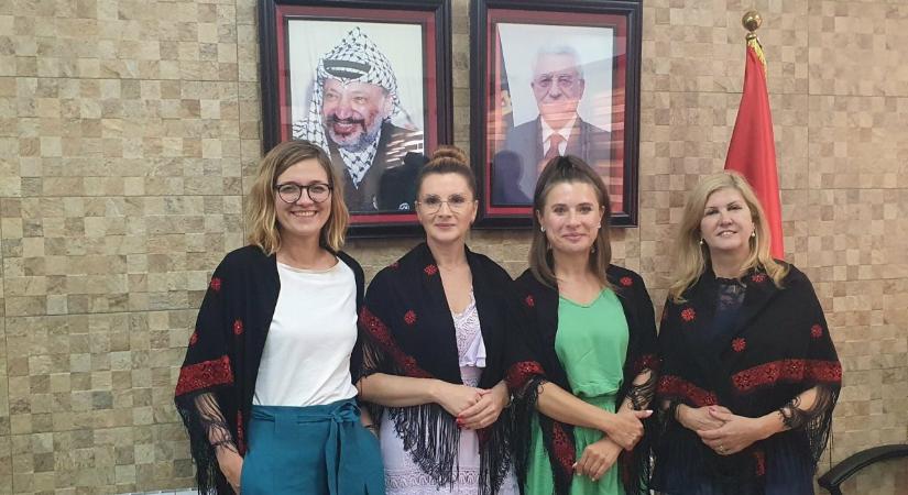 A palesztin területeken tartózkodó lengyel küldöttség Arafat előtt tisztelgett
