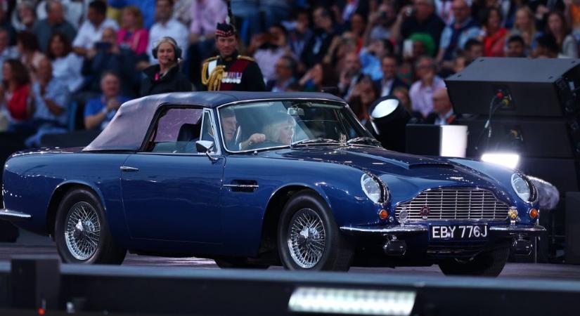 Károly herceg a sajt- és bormeghajtású autójával gurult be egy eseményre