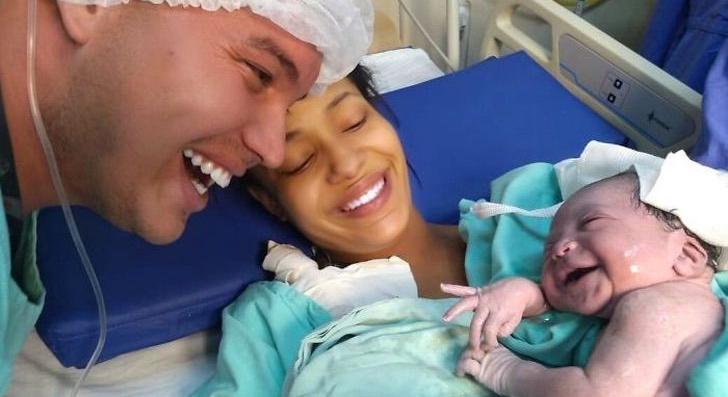 Hatalmasat mosolygott az újszülött kislány, amikor meghallotta az apja hangját