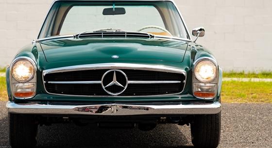 Az időtlen sportos elegencia négykerekű szobra ez a sötétzöld-konyak régi Mercedes