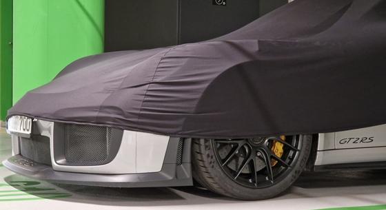 Méregdrága szuper Porsche rejtőzik ponyva alatt az egyik pesti közparkolóban