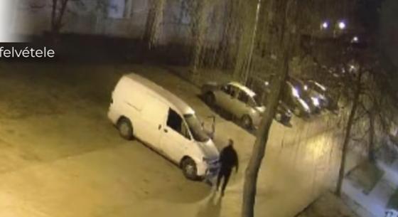 Kalapáccsal verte szét egy férfi a saját autóját, mert nem indult be – videó