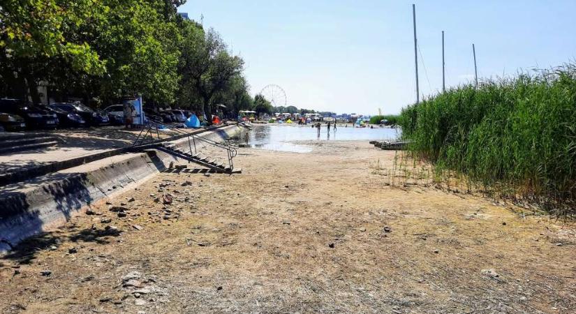„Döbbenetes a helyzet” – A Balatont sem kíméli az aszály és a rendkívüli hőség, óriásit csökkent a tó vízállása
