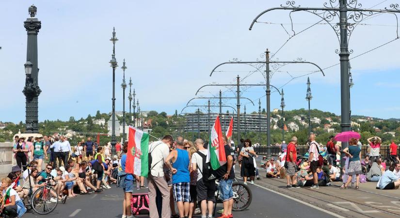 Ismét tüntetnek a belvárosban, elfoglalták a Margit hidat