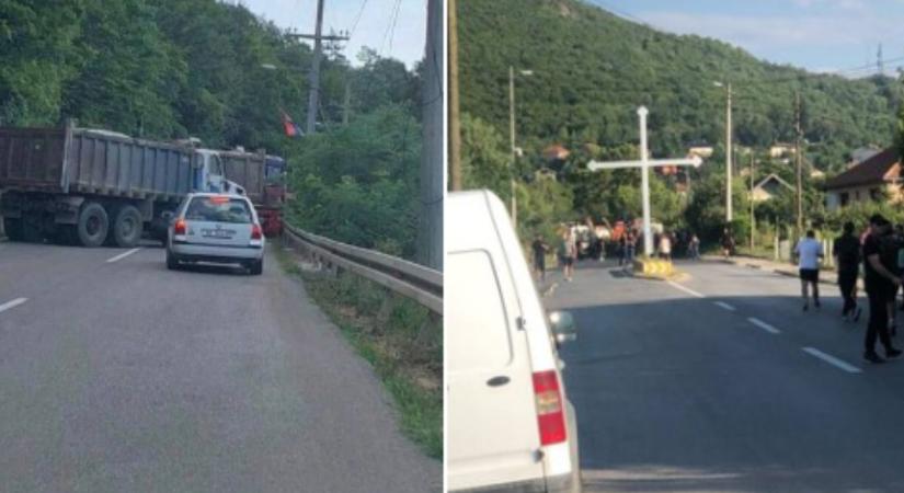 Határátkelőhelyeket zártak le szerb lakosok Koszovóban, lövöldözés is volt
