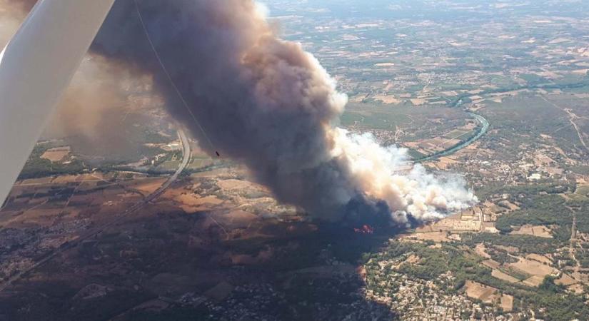 Franciaországban 250 hektár fenyőerdő égett le, megsérült több tűzoltó