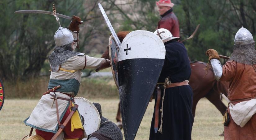 Kun harcosok, keresztes lovagok és huszárok csatáztak Kunszentmiklóson