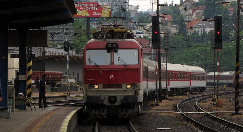 Több mint kétórás késéssel közlekednek a vonatok Érsekújvár és Párkány felé