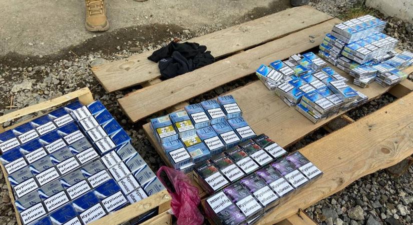 A kárpátaljai vámosok még a gyerekülésben is cigarettát találtak (Fotók)