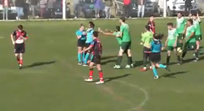 Hátulról, ököllel ütötte meg a női játékvezetőt egy argentin focista (VIDEÓ)