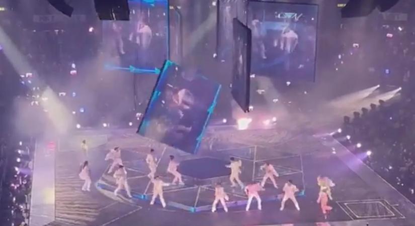 Sokkoló videón, ahogy egy hatalmas színpadi kijelző zuhan a Mirror fiúzenekar nyakába