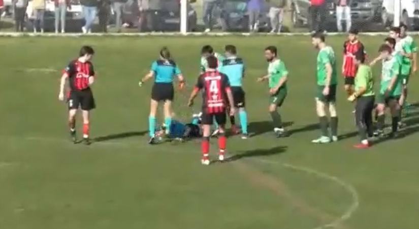 Jól megagyalt a focista egy női focibírót a pályán (videó)