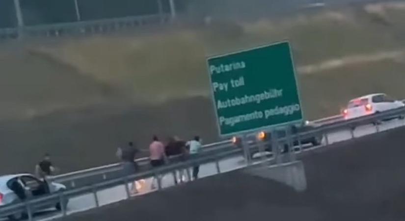 Ütötték-rúgták egymást a nemrég átadott autópályán (videó)