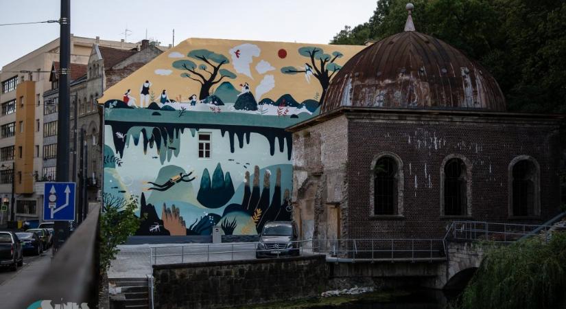 Víz alatti fantáziavilágba borították a budapesti házfalat
