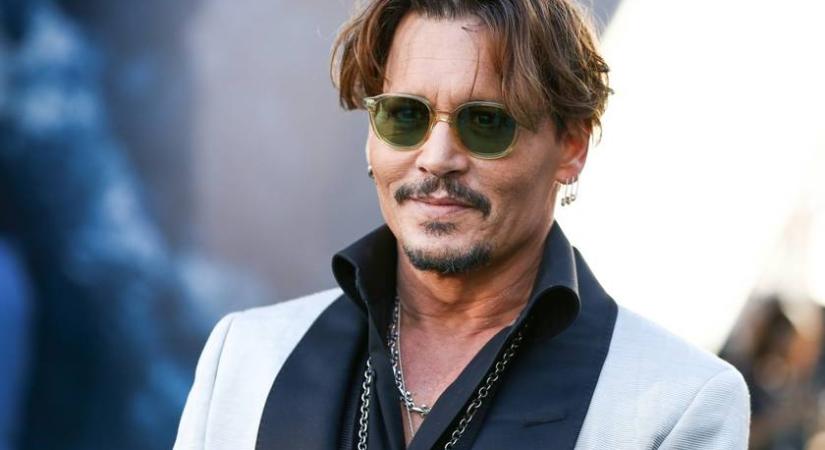 Johnny Deppről kínos dolgot hoztak nyilvánosságra Amber Heard ügyvédei: a férfiasságára tettek megjegyzést