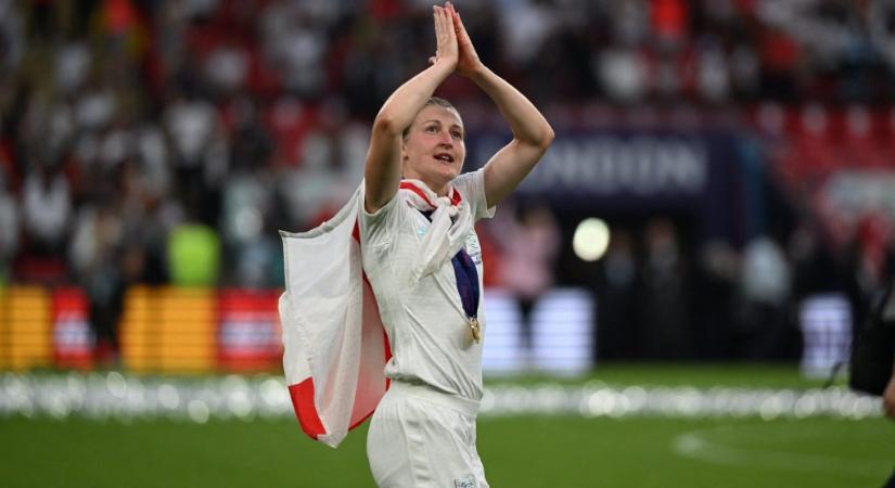 9 évesen azért sírt, mert nem focizhatott a fiúkkal, ma ő az Eb-győztes női angol csapat gólrekordere