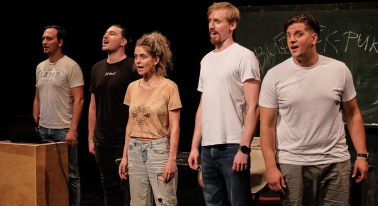 “A k2 Színház sajátos hangja ebben az előadásban is felcsendül” – A Rebellisekről ír Czabala Zsófia