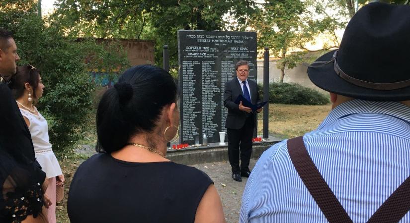 Rendhagyó helyszínen emlékeztek meg a cigány holokauszt kalocsai áldozatairól