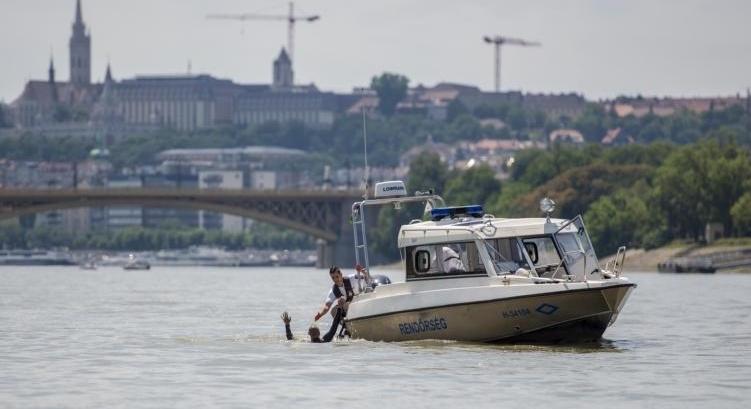 Dráma a Margit hídnál: elmerült egy ember a Dunában