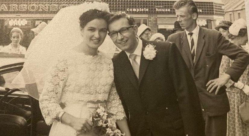Egy adományboltban bukkant fel az 57 évvel ezelőtti esküvői fotójuk