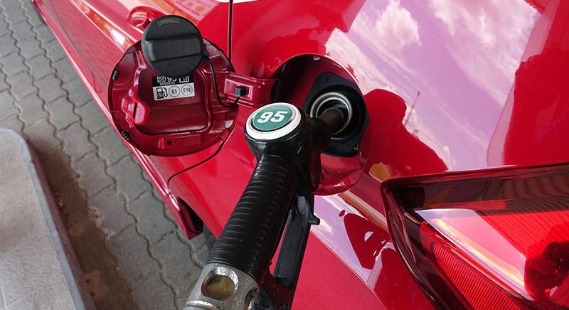 Péntektől csökken az üzemanyagok piaci ára – hamarosan véget érhet az árstop?