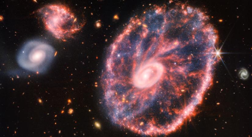 Rejtélyes, kocsikerék alakú galaxisról készített képet a James Webb űrteleszkóp