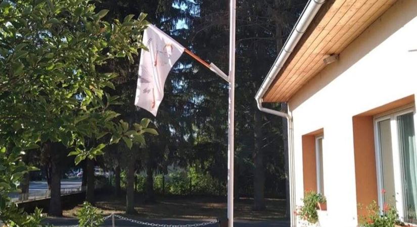 Kisfiú születését hirdeti a zászló Nagyorosziban