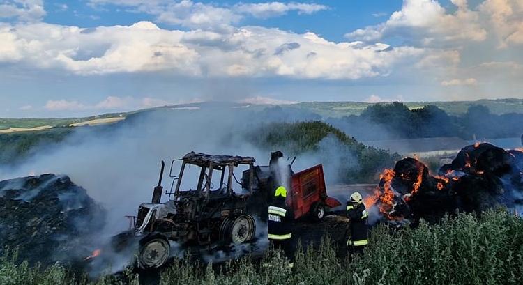 Kigyulladt az MTZ traktor és leégett miatta a bálakazal is