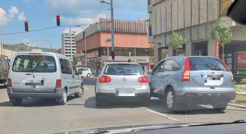 Két autó koccant Salgótarján belvárosában