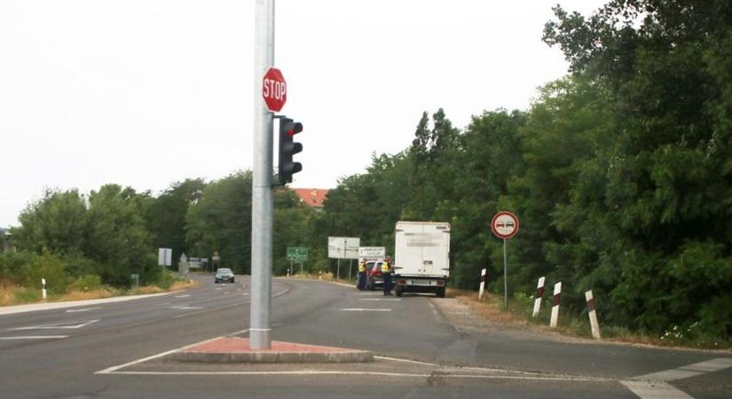Autók ütköztek a 117-es út lámpás kereszteződésében, Esztergomnál