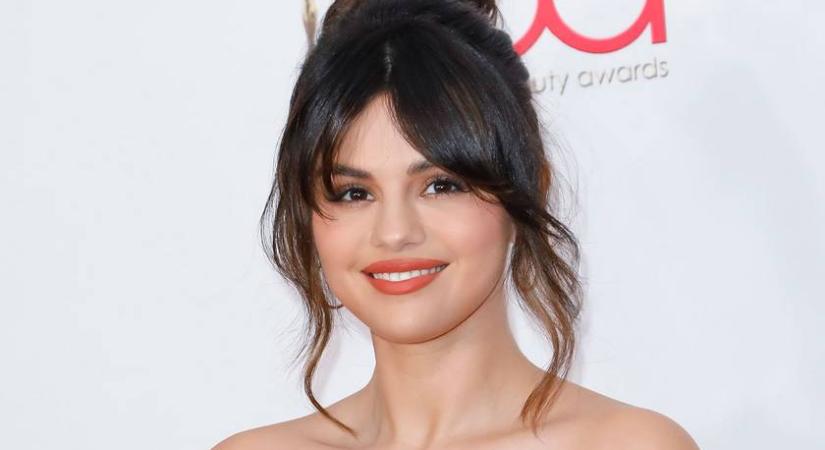 Selena Gomez fürdőruhában pózolt a TikTokon: ilyen nőies alakja van a sztárnak
