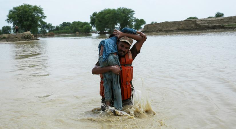 Több mint ötszáz ember halt meg a pakisztáni áradásokban
