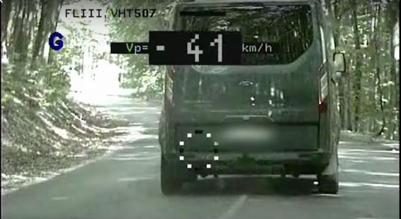 Az ideális íven kanyarodott a sofőr a Bükkben, de nem figyelt, kik látják + videó