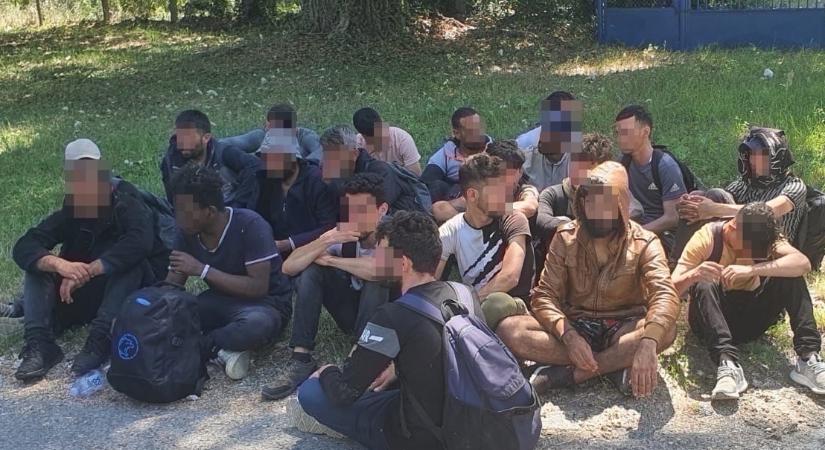 A csehek 23 szíriai migránst vettek őrizetbe a szlovák határ közelében